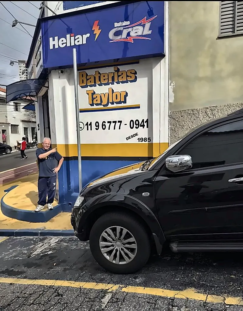 Placa desde 1985 na parede da loja
