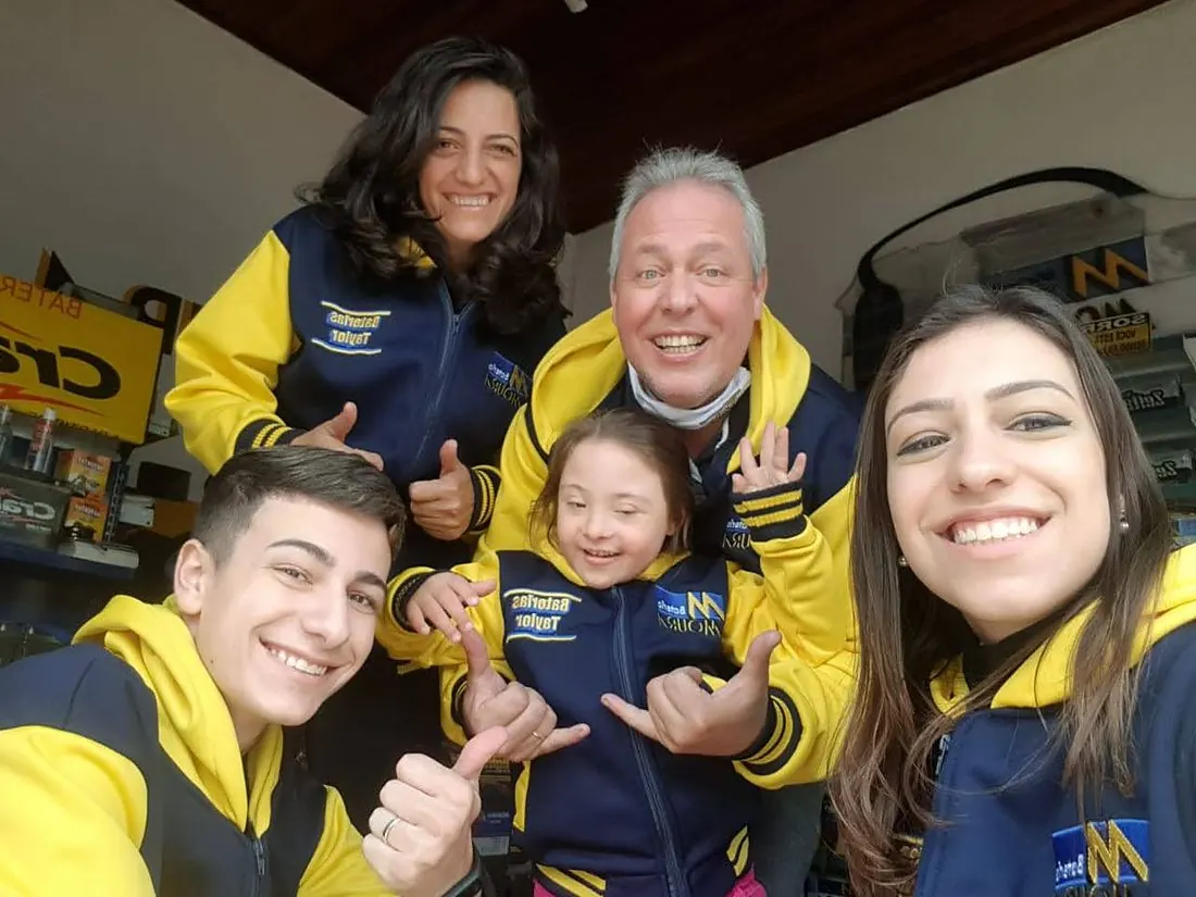 A família de Antônio, uniformizada da Baterias Taylor
