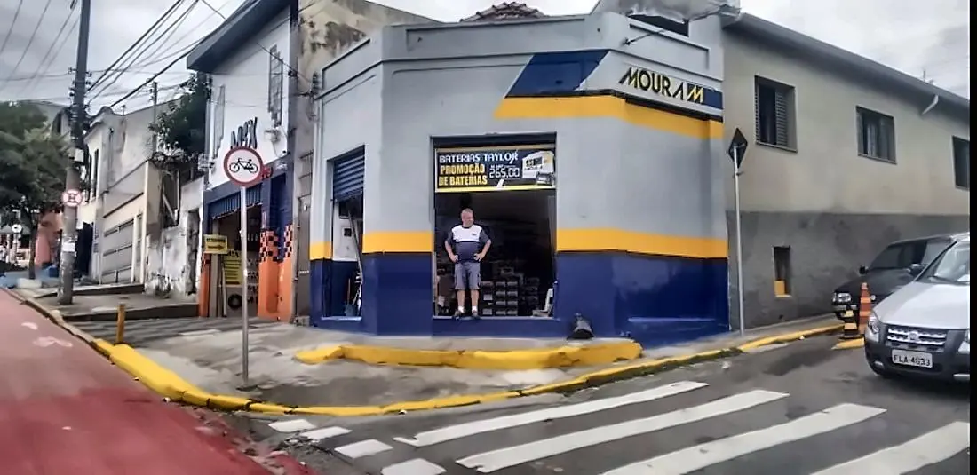 Fachada da Baterias Taylor com as cores da Moura